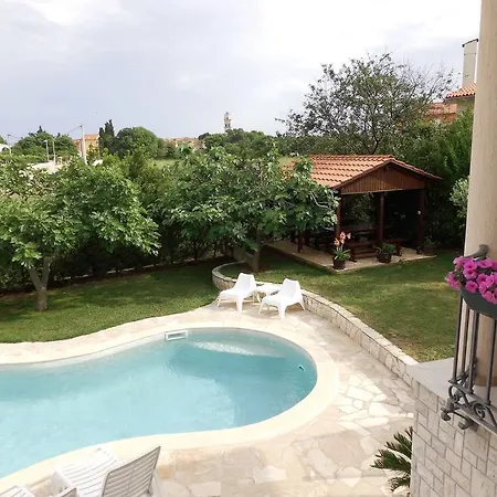 Lena Apartman