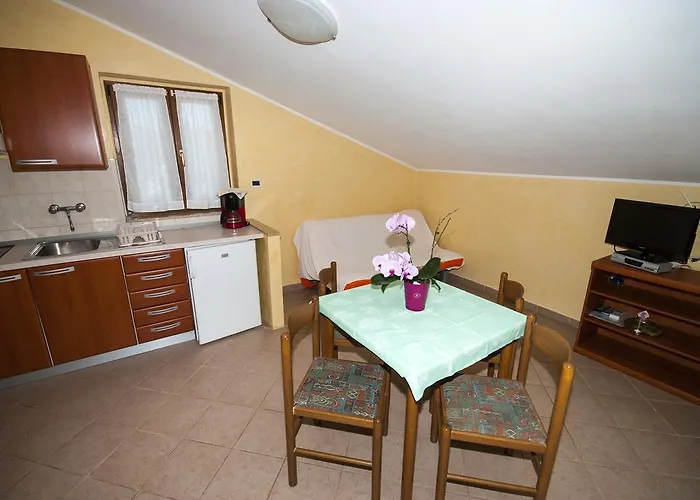 Lena Apartman
