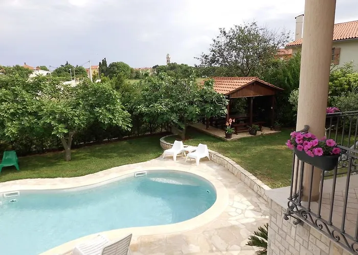 Lena Apartman